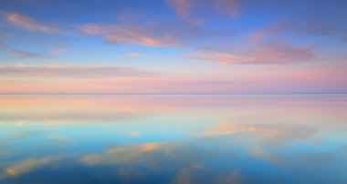 bir göl üzerinde renkli gündoğumu