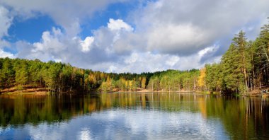 Göl manzara sırasında mevsim sonbahar