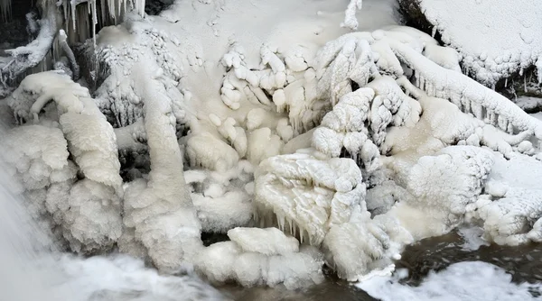 見事な氷柱と冬の滝 — ストック写真