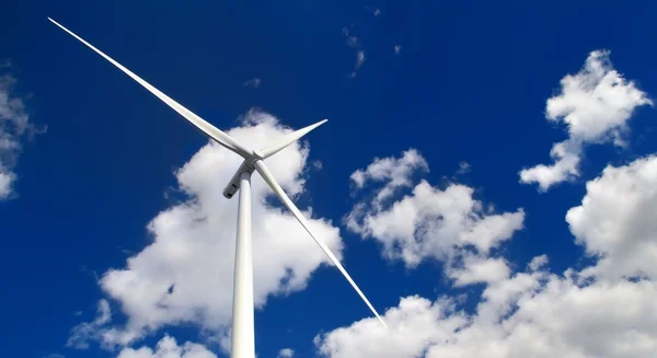 Turbina eólica contra el cielo azul —  Fotos de Stock