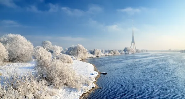 Paysage hivernal. Rivière Daugava et tour de télévision — Photo