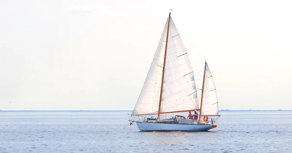 白い帆ヨットのセーリングします。リガ、ラトビア — ストック写真