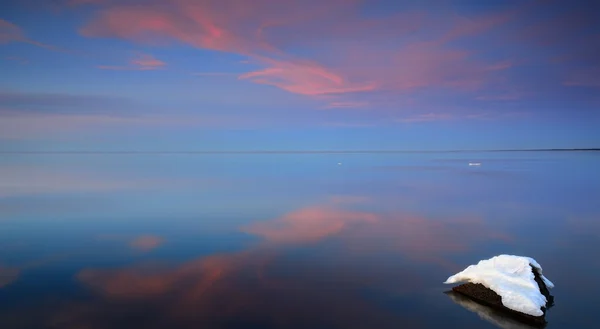 Baltic sea shore in snowy winter at the sunset — Stock Photo, Image