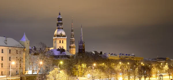 Scena invernale notturna a Riga, Lettonia — Foto Stock