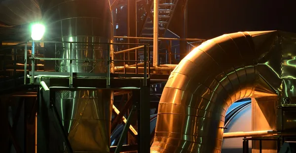 Novos tubos brilhantes e grandes tanques na sala de caldeira industrial — Fotografia de Stock