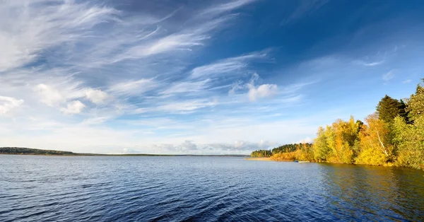 Paesaggio del lago durante la stagione autunnale — Foto Stock