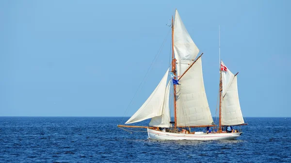 Antiguo barco alto histórico (yate) con velas blancas en el mar azul — Foto de Stock