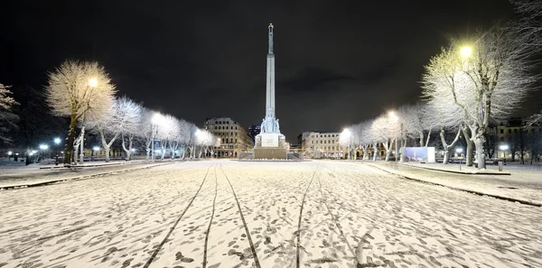 Noite de inverno nevado no parque de Riga e Milda - o monumento de livre — Fotografia de Stock