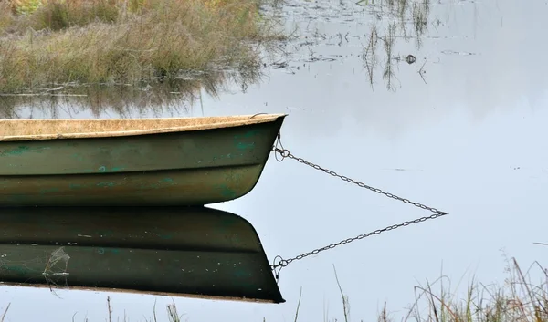 Río y una escena de barco durante la temporada de otoño — Foto de Stock