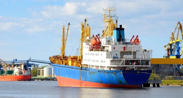 Navios num porto de carga. Ventspils, Letónia — Fotografia de Stock