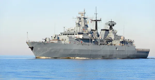 Γκρι σύγχρονο πολεμικό πλοίο που πλέουν σε εμφιαλωμένο νερό — Φωτογραφία Αρχείου