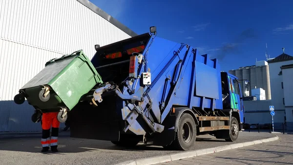 Mülltransporter belädt sich selbst — Stockfoto