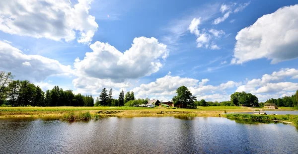 Sjön landskap med vacker återspegling av en himmel — Stockfoto