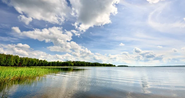 Paysage lacustre avec beau reflet d'un ciel — Photo