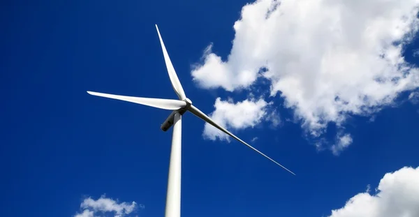 Vindkraftverk mot blå himmel — Stockfoto