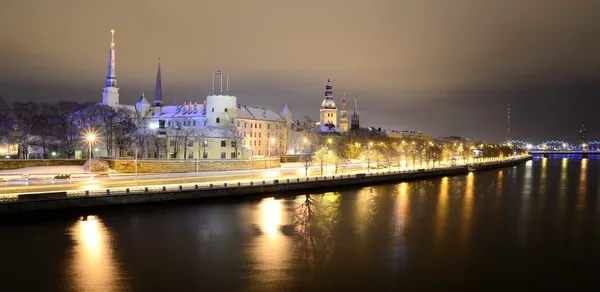 里加，拉脱维亚的冬季夜景 — 图库照片