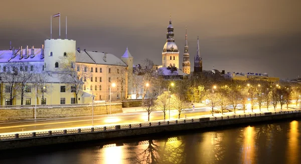 Scena invernale notturna a Riga, Lettonia — Foto Stock