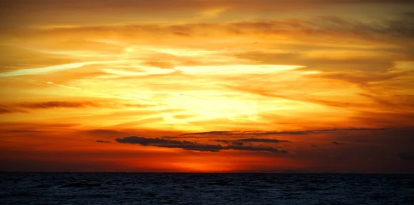 Farbenfroher Sonnenuntergang im Meer — Stockfoto