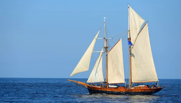 Старый исторический высокий корабль (яхта) с белыми салями в синем море — стоковое фото