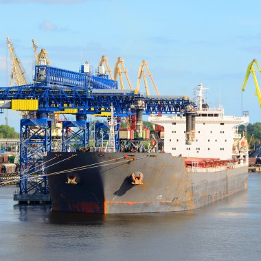 Kargo gemisi yükleniyor