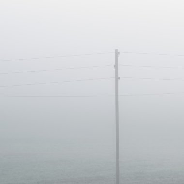 Yalnız elektrik kablo hattı güçlü siste