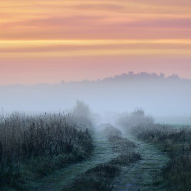 sabah sis alanıyla renkli güneş doğarken