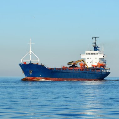 kargo gemisi durgun suda hareket ediyor.