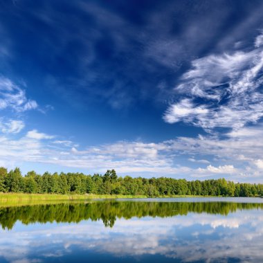 Göl manzarası ile güzel bir gökyüzü yansımasıdır