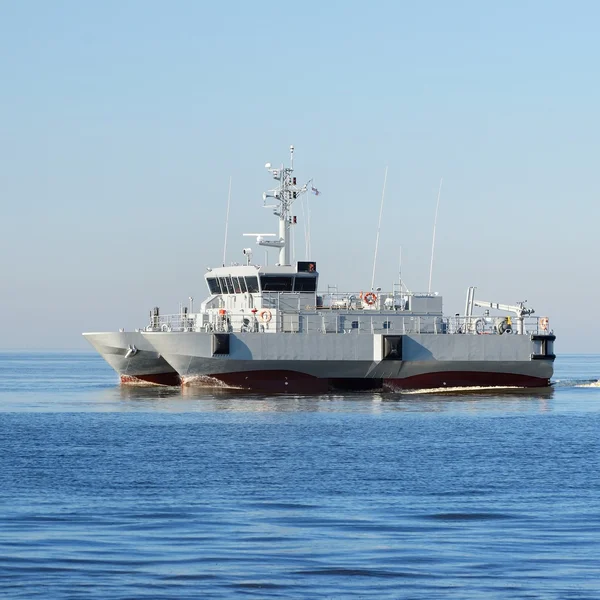 Graues modernes Kriegsschiff, das in stillem Wasser segelt — Stockfoto