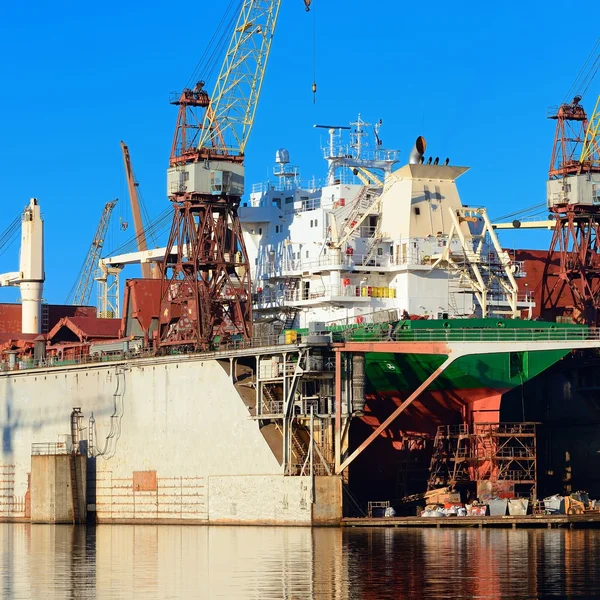 Nave da carico durante il fissaggio e la verniciatura — Foto Stock