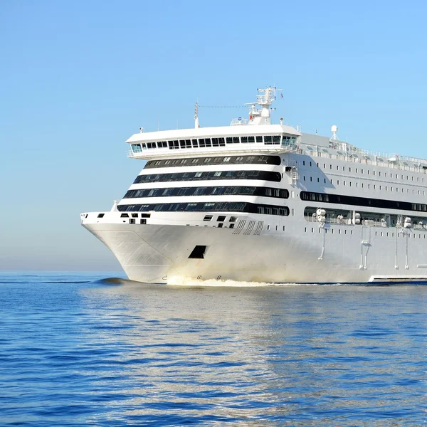 Beyaz yolcu feribot gemisi — Stok fotoğraf