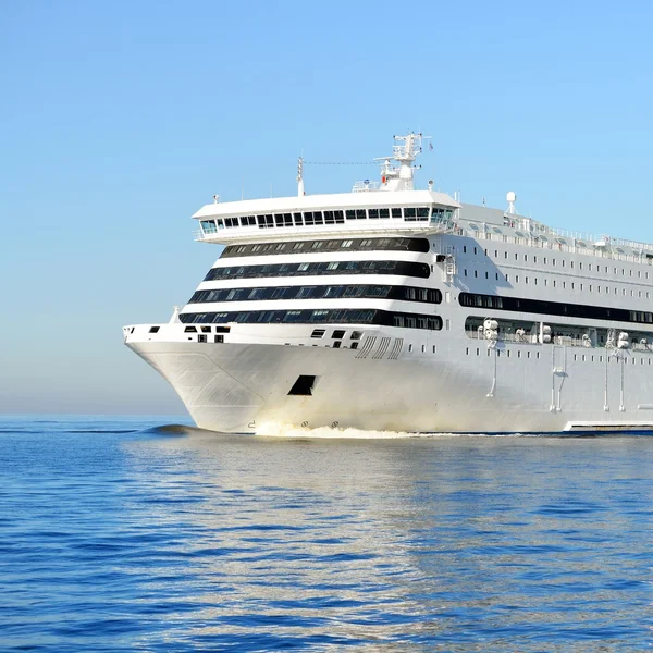 Buque ferry blanco de pasajeros — Foto de Stock