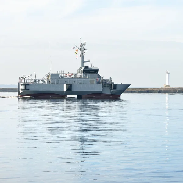 아직도 물에서 항해 하는 회색 현대 군함 — 스톡 사진