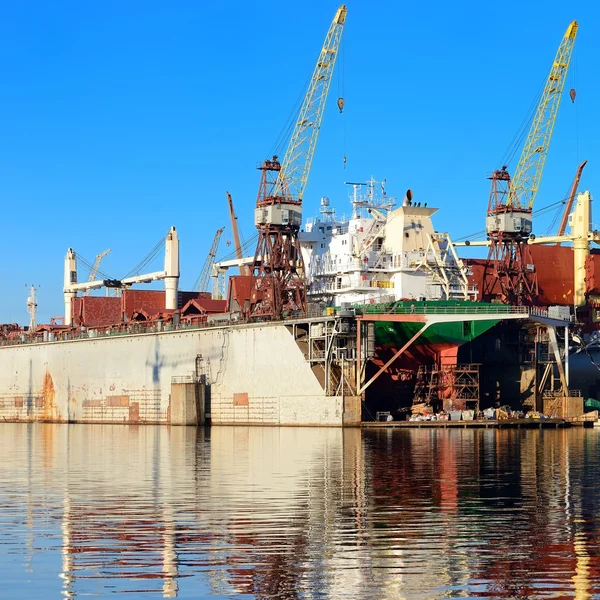 Lastfartyg under fastställande och målning — Stockfoto