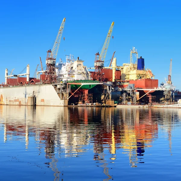 Vrachtschip tijdens vaststelling en schilderkunst — Stockfoto