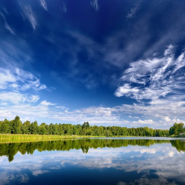 Paisaje del lago con hermoso reflejo de un cielo —  Fotos de Stock