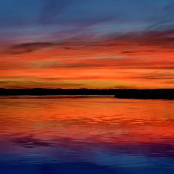 Farbenfroher Sonnenaufgang über einem See — Stockfoto