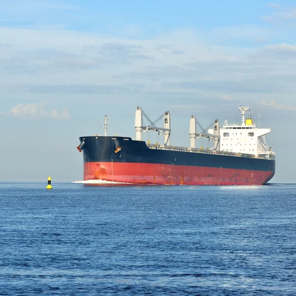 Großes Frachtschiff fährt in stillem Wasser — Stockfoto