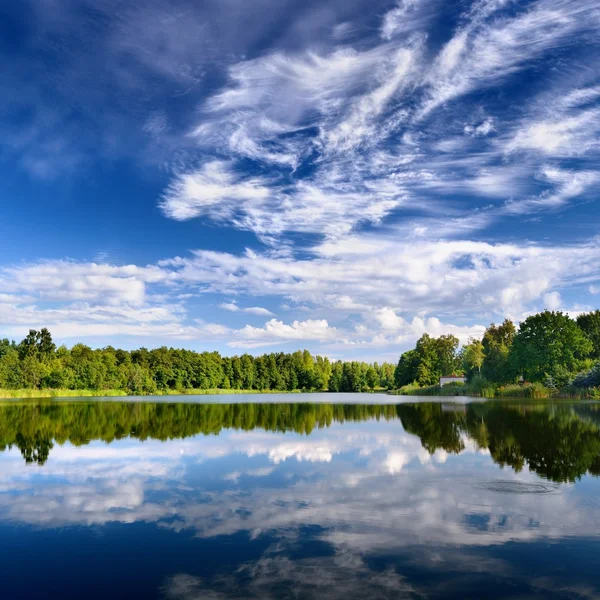 Ландшафт озера с прекрасным отражением неба — стоковое фото