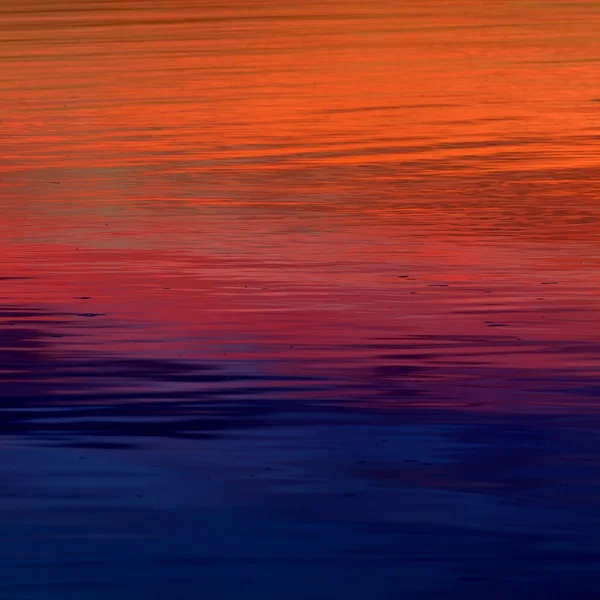Farbenfroher Sonnenaufgang über einem See — Stockfoto