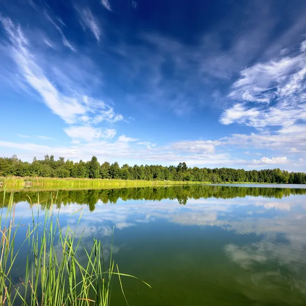 Paisaje del lago con hermoso reflejo de un cielo — Foto de Stock