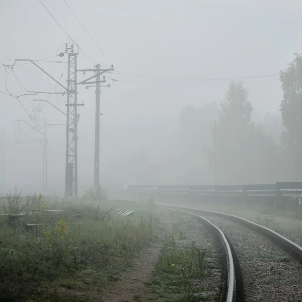 Spoorweg weergave in sterke mist — Stockfoto