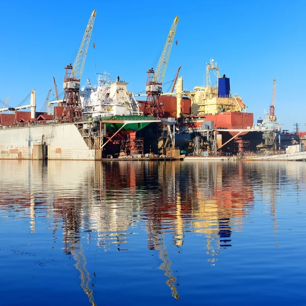 Nave da carico durante il fissaggio e la verniciatura — Foto Stock