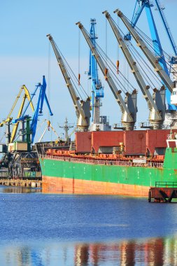 Kargo gemisi, riga kargo Terminali'nde yükleniyor