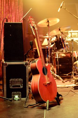 gitar ve Sahne Alanı'nda diğer müzikal donanımları