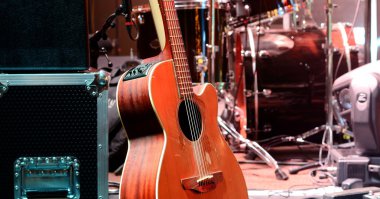 gitar ve Sahne Alanı'nda diğer müzikal donanımları