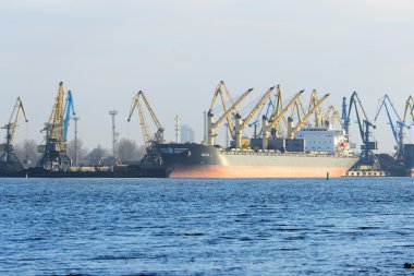 Kargo gemisi, riga kargo Terminali'nde yükleniyor