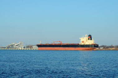 Kargo gemisi, riga kargo Terminali'nde yükleniyor