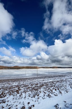 Kar fırtına bulutları alanlar üzerinde