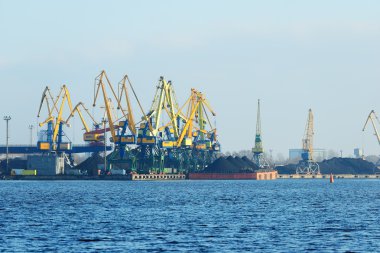 Kargo gemisi, riga kargo Terminali'nde yükleniyor